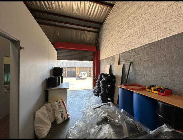 193M² WAREHOUSE TO LET IN CROWN